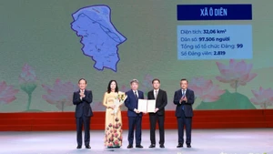 Ha Noi leaders present the personnel appointment decision to the leaders of O Dien Commune.