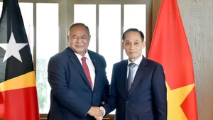 Acting Minister of Foreign Affairs Le Hoai Trung (right) meets with Timor-Leste’s Minister of Foreign Affairs and Cooperation Bendito dos Santos Freitas on September 16, 2025. (Photo: VNA)
