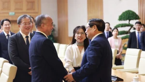 Prime Minister Pham Minh Chinh (R) receives Lin Wu, Secretary of the Communist Party of China (CPC) Shandong Provincial Committee and Chairman of the Standing Committee of the Provincial People's Congress in Ha Noi on September 25. (Photo: VNA)