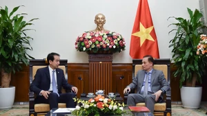 Acting Minister of Foreign Affairs Le Hoai Trung (R) and Chinese Ambassador to Viet Nam He Wei at their meeting in Ha Noi on September 11. (Photo: VNA)
