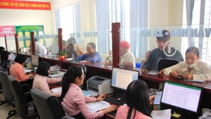 People do administrative procedures at the Public Administration Service Centre of Dong Thuan Ward, Quang Tri Province. (Photo: HIEU MINH)