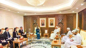 Vietnamese Deputy Minister of Foreign Affairs Nguyen Minh Hang (left) and her Omani counterpart Khalifa Bin Ali Al Harthy on September 24 co-chair the 4th Viet Nam–Oman political consultation. (Photo: VNA)