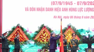 Party General Secretary To Lam presents the “Hero of the People’s Armed Forces” title to the General Staff of the Viet Nam People’s Army (Photo: VNA)
