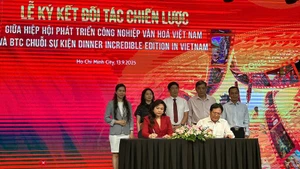 Signing ceremony of strategic cooperation between VCIDA and domestic and foreign partners. (Photo: HO TRINH)