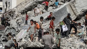 Palestinians at the site of a destroyed tower after an Israeli airstrike in Gaza City on September 6, 2025. (Photo: XINHUA).