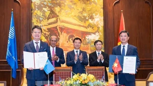 The MoU signing ceremony in Ha Noi on September 25 (Photo: VNA)