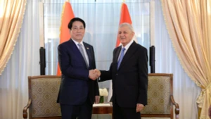 Vietnamese President Luong Cuong (L) and his Iraqi counterpart Abdul Latif Rashid at their meeting in New York. (Photo: VOV)