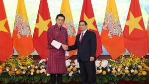 Prime Minister Pham Minh Chinh (R) welcomes King of Bhutan Jigme Khesar Namgyel Wangchuck in Ha Noi on August 19. (Photo: NDO)