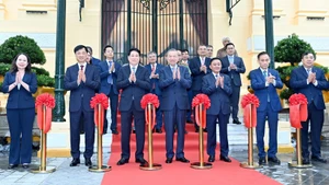 Party General Secretary To Lam (centre), State President Luong Cuong (third from left), and other officials cut the ribbon to inaugurate the building. (Photo: VNA)
