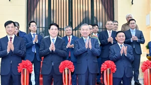 General Secretary To Lam, President Luong Cuong and delegates perform the handover ritual of the Presidential Office Headquarters.
