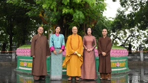 Nguyen Thi Minh Nguyet, spouse of State President Luong Cuong, and Bhutanese Queen Jetsun Pema with Most Venerable Thich Thanh Nha, Abbot of Tran Quoc Pagoda.