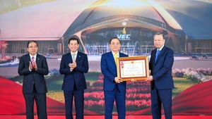 Party General Secretary To Lam, on behalf of the Party and State leaders, presents the First-class Labour Order to Vingroup Group. (Photo: Thanh Dat)