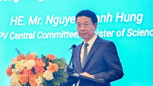 Minister of Science and Technology Nguyen Manh Hung speaks at the forum. (Photo: THE DAI)