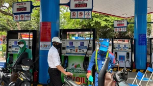 People buy biofuel E10 RON95-III at a petrol station on Thai Thinh Street, Ha Noi. (Photo: TRAN THUONG)