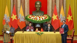 President Luong Cuong and King of Bhutan Jigme Khesar Namgyel Wangchuck witness the signing of the Memorandum of Understanding on cooperation framework between the two governments. (Photo: NDO)
