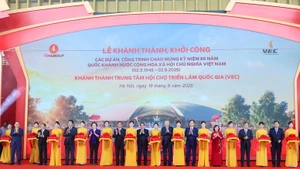 Party General Secretary To Lam, Prime Minister Pham Minh Chinh and delegates attend the groundbreaking and inauguration ceremony for 250 projects and works in 34 cities and provinces nationwide (PHoto: VGP).