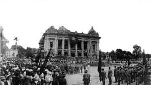 The bustling August days in the capital city of Ha Noi. The August Revolution ushered in a new era in Viet Nam, an era in which the Vietnamese people became masters of their country and of their own destiny. (File photo: Viet Nam News Agency)