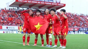 The Vietnamese women's team celebrates their victory over Thailand. (Photo: VFF)