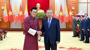 Party General Secretary To Lam (R) receives King of Bhutan Jigme Khesar Namgyel Wangchuck in Ha Noi on August 19. (Photo: NDO)