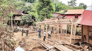 Armed forces assisting residents of Xieng Tam village, My Ly commune, in repairing homes and rebuilding their lives following the catastrophic floods in July.