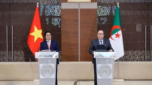 Visiting Vietnamese Prime Minister Pham Minh Chinh (L) and his Algerian counterpart Sifi Ghrieb at the joint press conference in Algiers on November 19 (local time). (Photo: VGP)