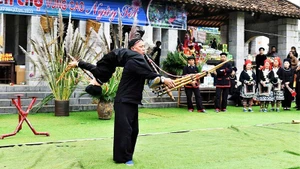 Elder Ly Hong Quan and student Duong Van Minh performing the ‘khen’ dance at a spring festival. (Photo: TUNG VAN)