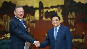 PM Pham Minh Chinh (R) and Zarubezhneft’s General Director Sergei Kudryashov at their meeting in Ha Noi on November 27, 2025 (Photo: VNA)