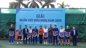 Diplomats join Friendship Tennis Tournament in Ha Noi (Photo: hanoimoi.vn)