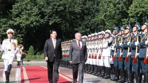 State President Luong Cuong (L) and King Abdullah II Ibn Al Hussein of the Hashemite Kingdom of Jordan inspect the guard of honour. (Photo: VNA)