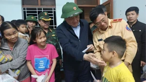 Standing Deputy Prime Minister Nguyen Hoa Binh visits flood-affected residents in Dak Lak (Photo: NDO)