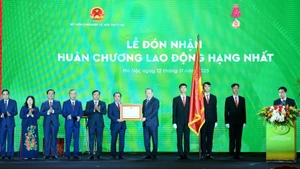 Party General Secretary To Lam presents the first-class Labour Order to the Ministry of Agriculture and Environment.