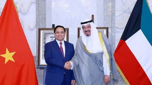 Prime Minister Pham Minh Chinh (L) holds talks with his Kuwaiti counterpart Sheikh Ahmad Al-Abdullah Al-Sabah in Kuwait City on November 17 (Photo: VNA)