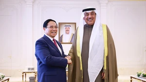 Prime Minister Pham Minh Chinh (L) meets with Crown Prince of the State of Kuwait Sheikh Sabah Khaled Al-Hamad Al-Sabah in Kuwait City on November 17 (Photo: VNA)