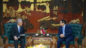 Prime Minister Pham Minh Chinh (R) receives President and Chief Executive Officer of Japan’s Mitsui & Co Ltd. Hori Kenichi on November 27 in Ha Noi. (Photo: VNA)
