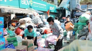 People prepare relief goods for flood-hit communities. (Photo: VNA)