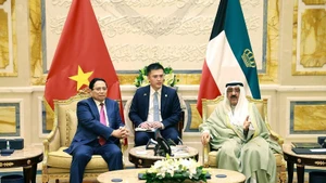 Prime Minister Pham Minh Chinh (left) and Emir Sheikh Meshal Al-Ahmad Al-Jaber Al-Sabah at their meeting in Kuwait City on November 17 (Photo: VNA)