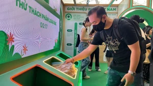 Consumers taking part in a source-separation waste challenge 