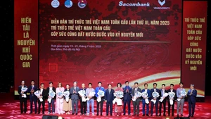 The Executive Board of the Global Network of Young Vietnamese Intellectuals for the 2025–2027 term launched at the event (Photo: HAI LAM)