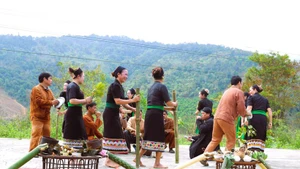 A ritual of the O Du ethnic people during the ceremony to welcome the first thunder of the year. (Photo: VNA)