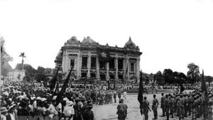 People gather in front of the Ha Noi Opera House to support the August Revolution in 1945 (Photo: VNA)