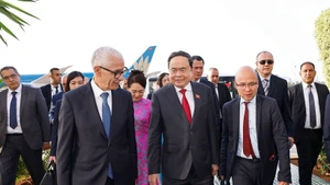 Speaker of the House of Representatives of Morocco Rachid Talbi Alami (L) welcomes Chairman of the National Assembly Tran Thanh Man (C) and his wife at Salé Rabat airport. (Photo: VNA)