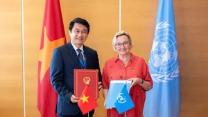 Deputy Minister Le Anh Tuan and UNCITRAL Secretary Anna Joubin-Bret sign a Memorandum of Understanding (MoU) on cooperation between the Vietnamese Ministry of Foreign Affairs and UNCITRAL for the 2025–2031. (Photo: VNA)