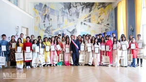 Mayor of Lorient, Fabrice Loher, extended his congratulations to members of the Toucher Arts project for successfully organising the Viet Nam Festival.