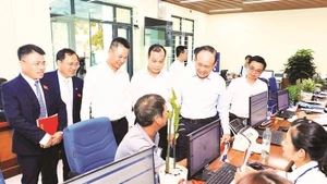 Ha Noi leaders inspect the operation of the Public Administrative Service Point in Phu Xuyen Commune. (Photo: LE HAI)