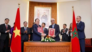 Chairman of the Vietnamese National Assembly Tran Thanh Man (left) and Speaker of the Moroccan House of Representatives Rachid Talbi Alami sign a cooperation agreement between the two parliaments in Rabat on July 25. (Photo: VNA)