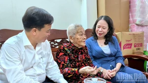 Vice President Vo Thi Anh Xuan visits Heroic Vietnamese Mothers Le Thi Chi in Tan Thanh Ward, Ca Mau province