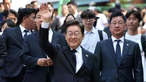 Lee Jae-myung (C), the presidential candidate of the liberal Democratic Party, waves after casting an early vote at a polling station in Seoul's Seodaemun Ward on May 29, 2025, for the June 3 presidential election. (Photo: Yonhap/VNA)