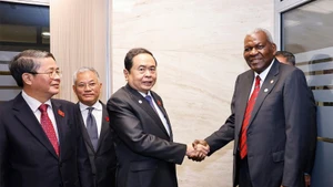 Chairman of the National Assembly Tran Thanh Man (second from left) shakes hands with President of the National Assembly of People’s Power of Cuba Esteban Lazo. (Photo: VNA)