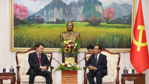 Politburo member, Permanent member of the Lao People’s Revolutionary Party (LPRP) Central Committee’s Secretariat, Vice President of Laos Bounthong Chitmani (right) receives Vietnamese Minister of Public Security General Luong Tam Quang. (Photo: VNA)