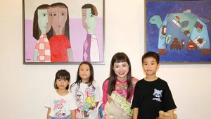Nguyen Ky, founder of Nguech Ngoac Art Workshop, and her students at the exhibition (Photo: qdnd.vn)